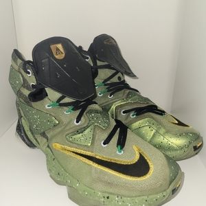 Mens LeBron sneakers size 9.5